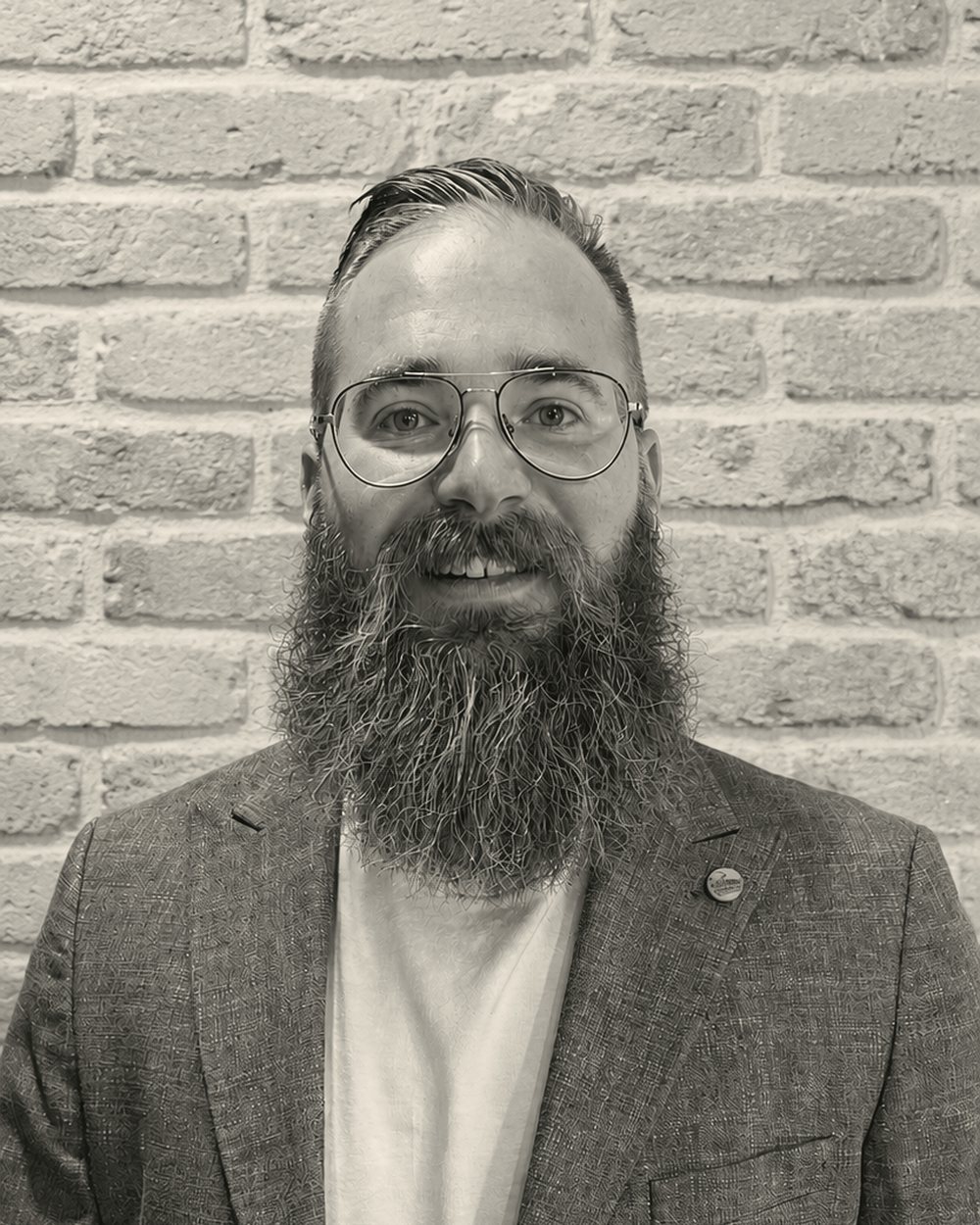 Porträt von Marco Henchen, von der Handwerkskammer Rheinhessen öffentlich bestellter und vereidigter Sachverständiger für das Fliesen-, Platten- und Mosaiklegerhandwerk